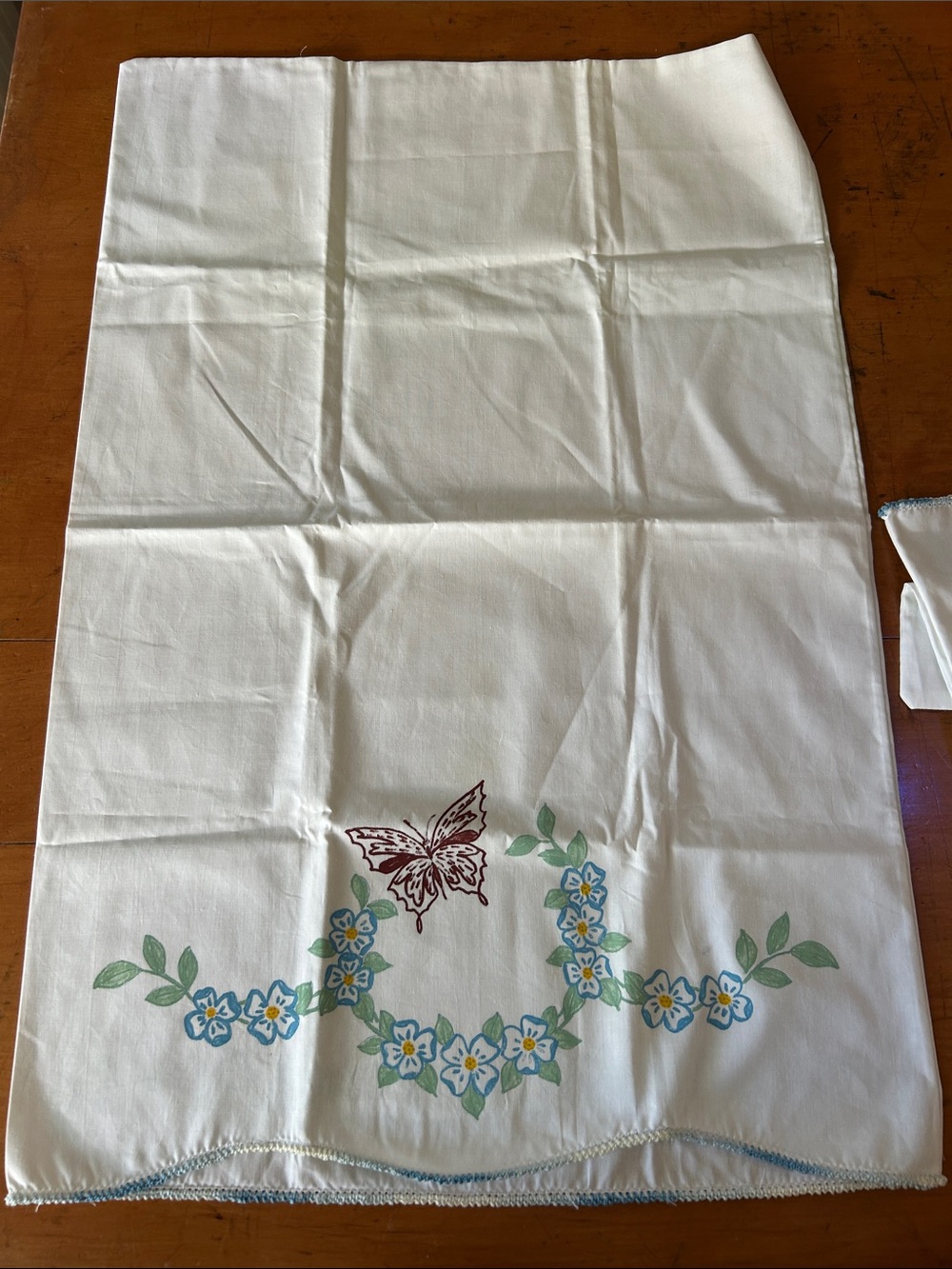 Vintage white pillowcase set Butterflies & Flowers paint and embroidered 1970s - Picture 4 of 6